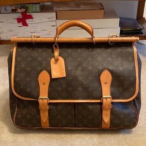 AUTHENTIC Louis Vuitton Sac Chesse pre owned travel bag in very good condition.